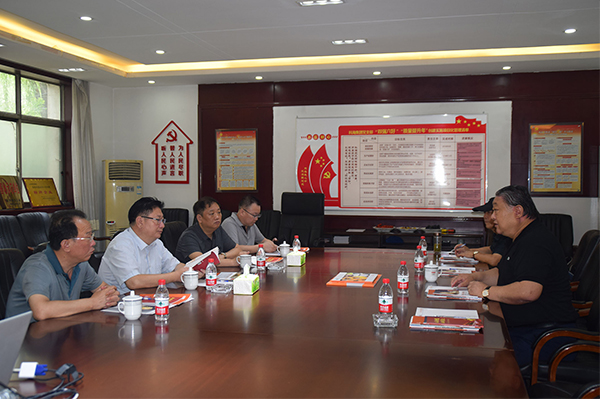 臨汾市市場(chǎng)監(jiān)督管理局局長(zhǎng)、非公企業(yè)黨委書記張東紅<br>在科海集團(tuán)調(diào)研非公黨建工作